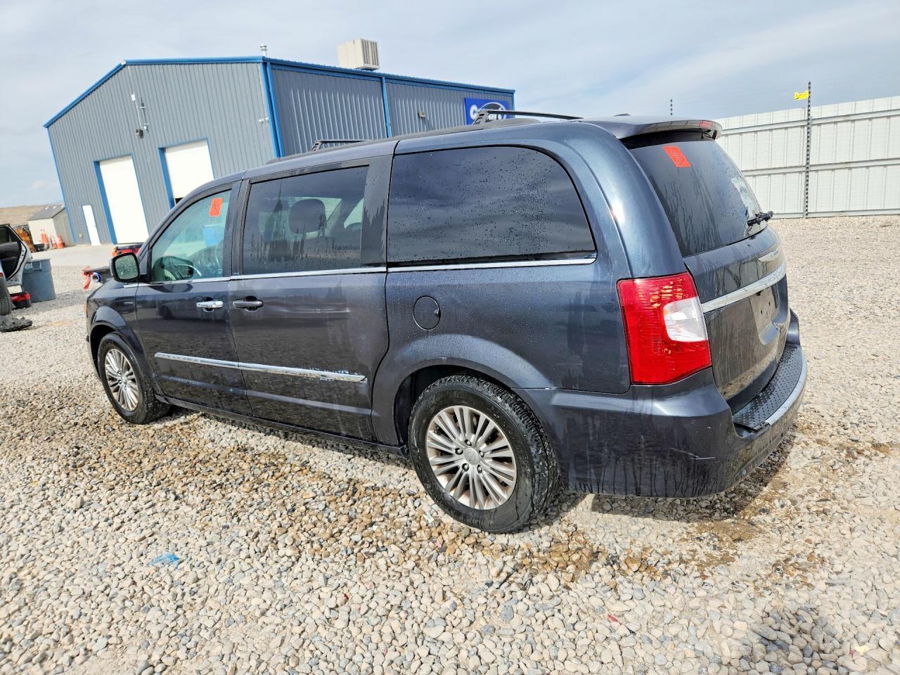2013 Chrysler Town & Country Touring L - Фото 2