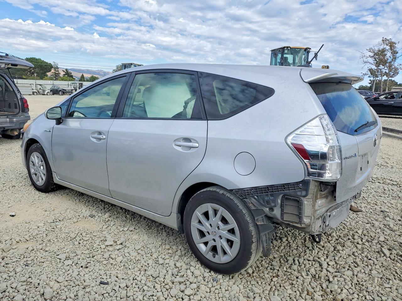 2013 Toyota Prius V Three - Фото 2