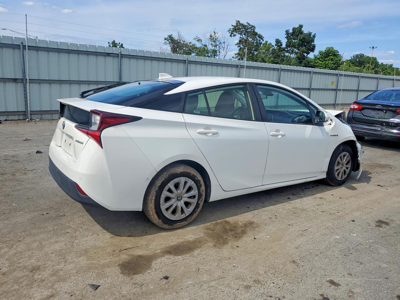 2021 Toyota Prius Le - Фото 3
