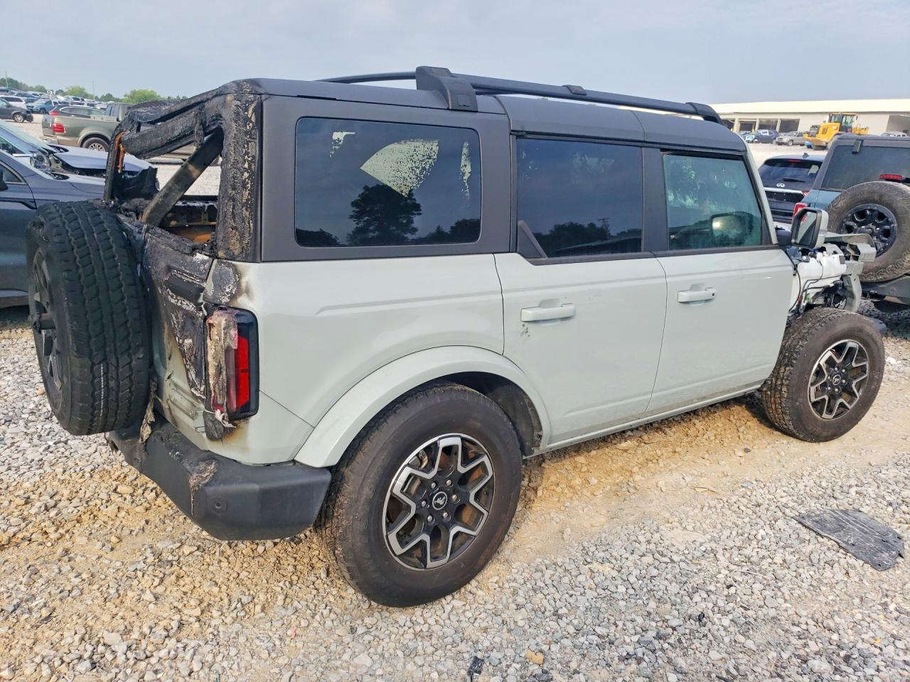 2024 Ford Bronco Outer Banks - Image 3