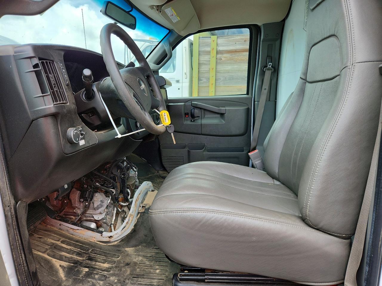 2022 GMC Savana Box Truck - Фото 7