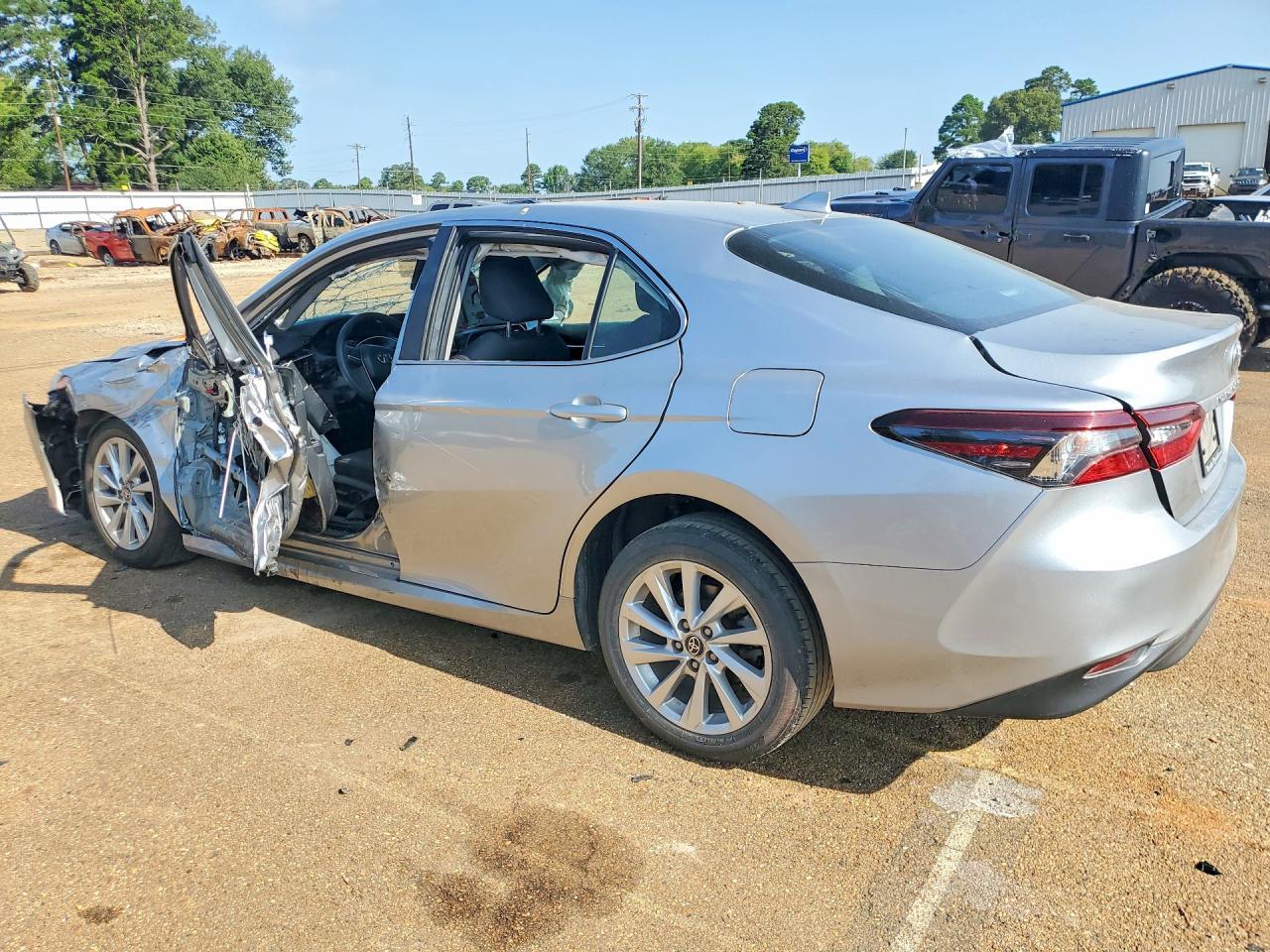2023 Toyota Camry Le - Фото 2