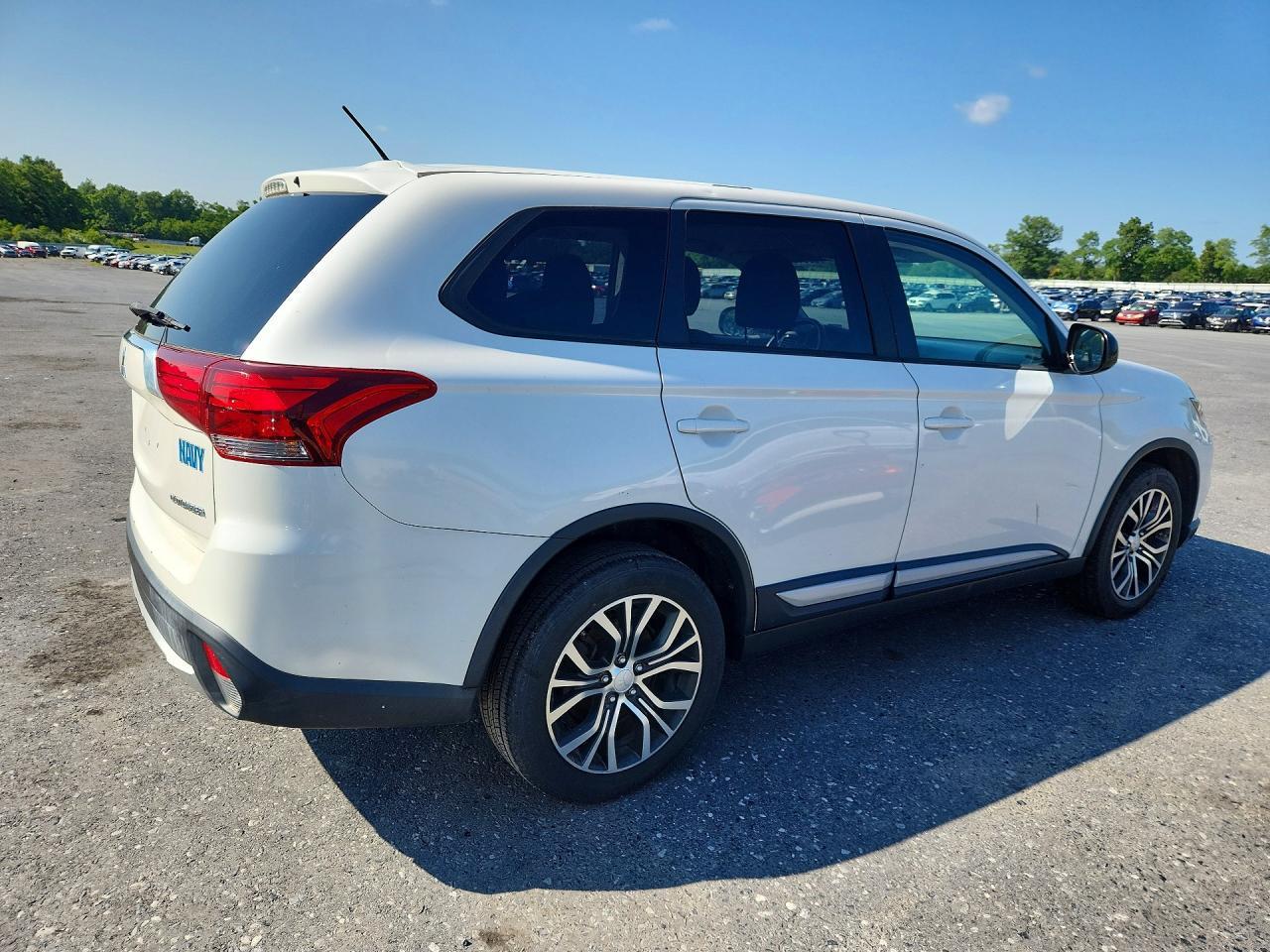 2016 Mitsubishi Outlander Es - Image 3