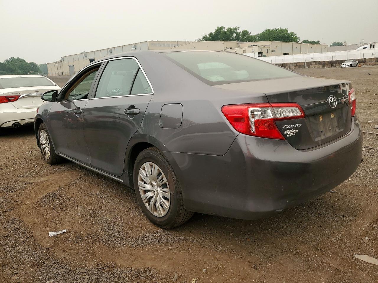 2014 Toyota Camry Le - Фото 2