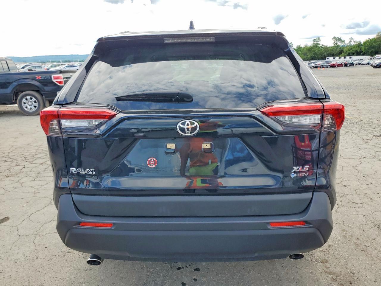 2025 Toyota Rav4 Xle - Image 6
