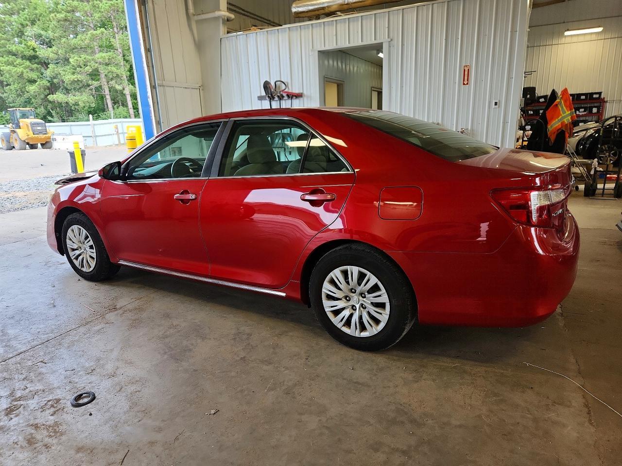 2013 Toyota Camry Le - Фото 2