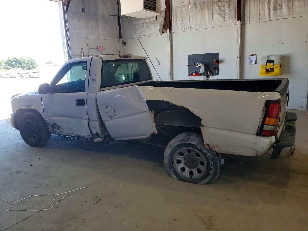 2006 GMC New Sierra C1500 - Image 2