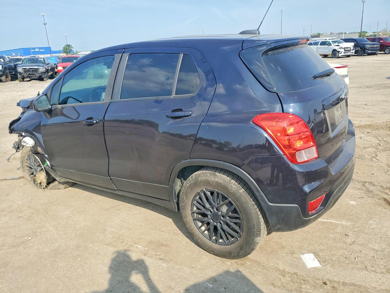 2022 Chevrolet Trax Ls - Фото 2