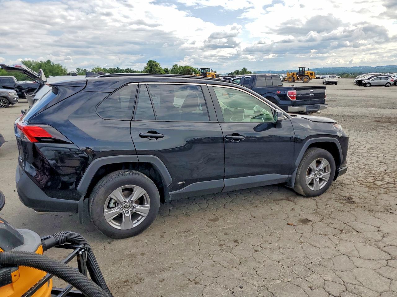 2025 Toyota Rav4 Xle - Image 3