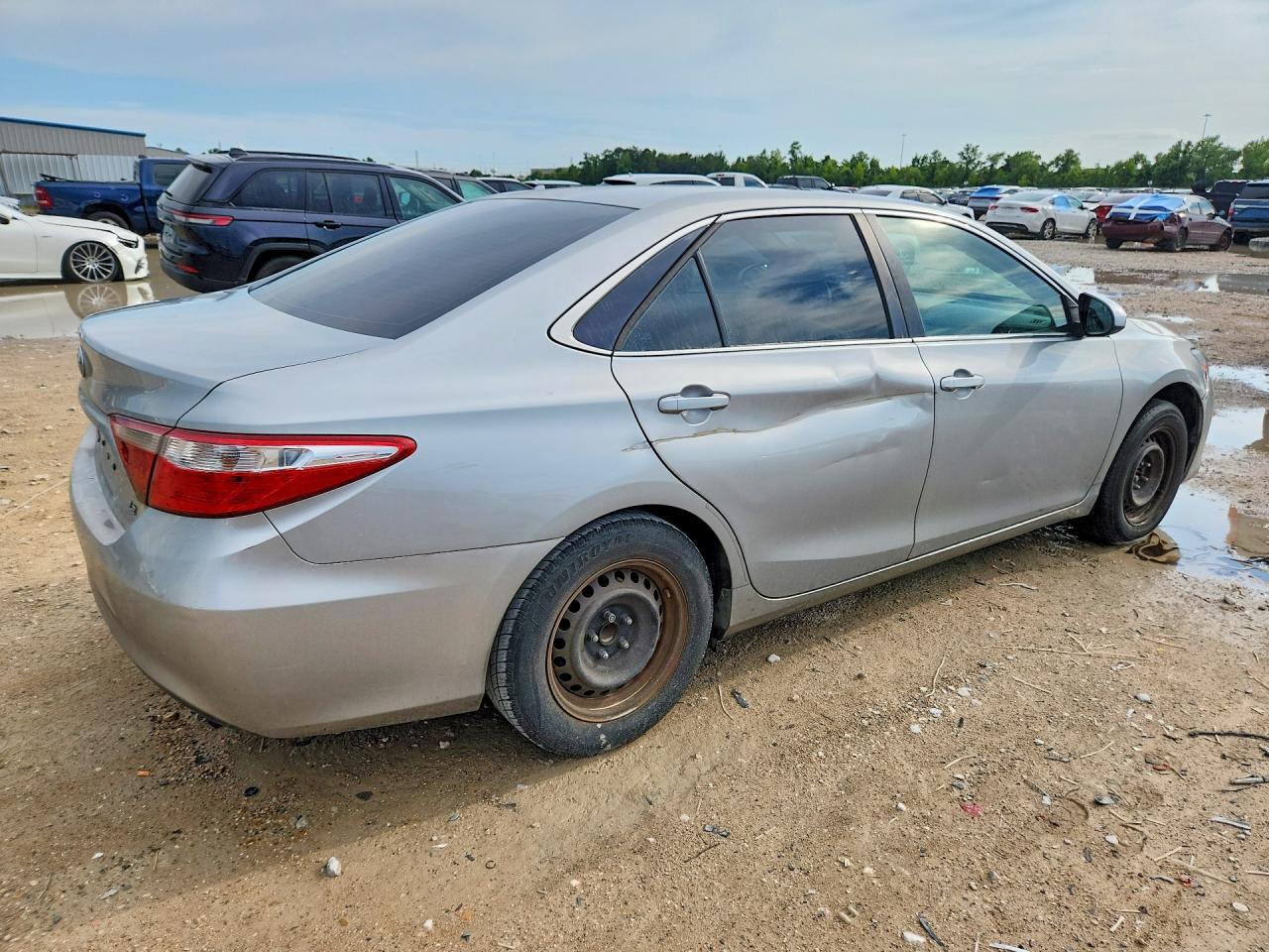 2016 Toyota Camry Le - Image 3