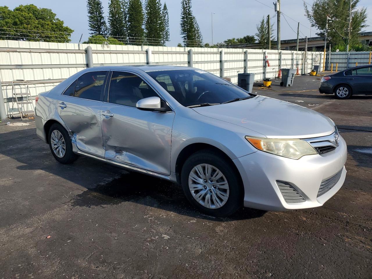 2014 Toyota Camry Le - Image 4