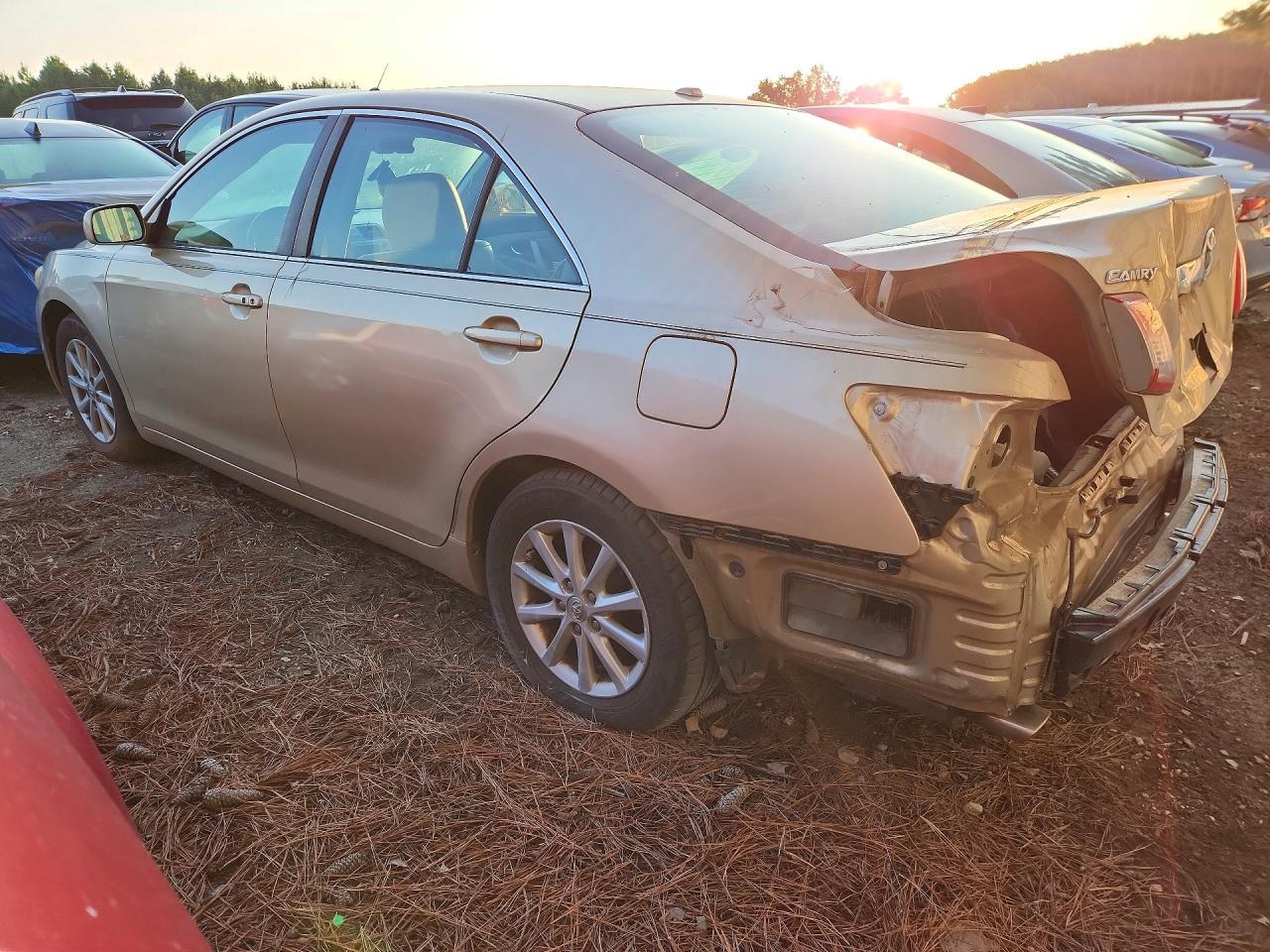 2011 Toyota Camry - Фото 2