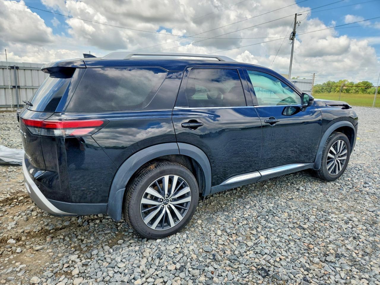 2022 Nissan Pathfinder Platinum - Фото 3
