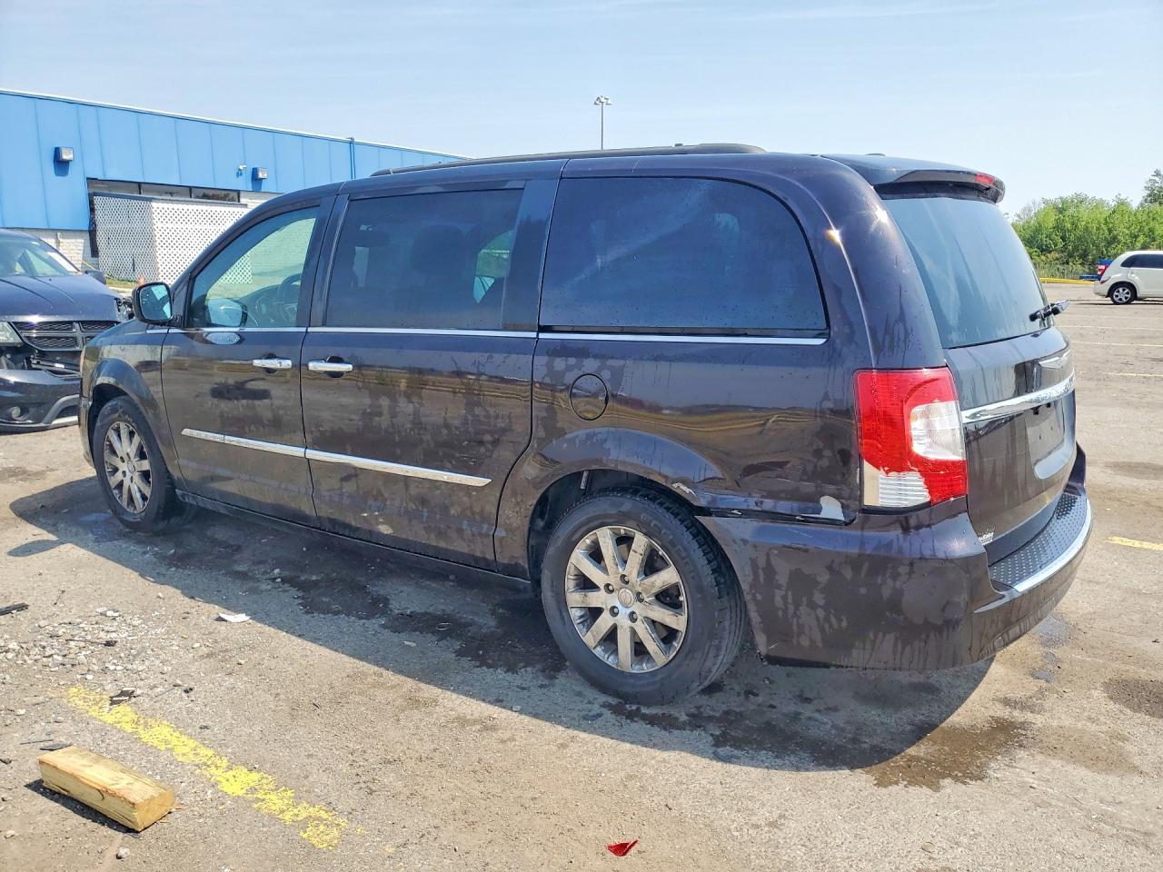 2015 Chrysler Town & Country Touring - Image 2