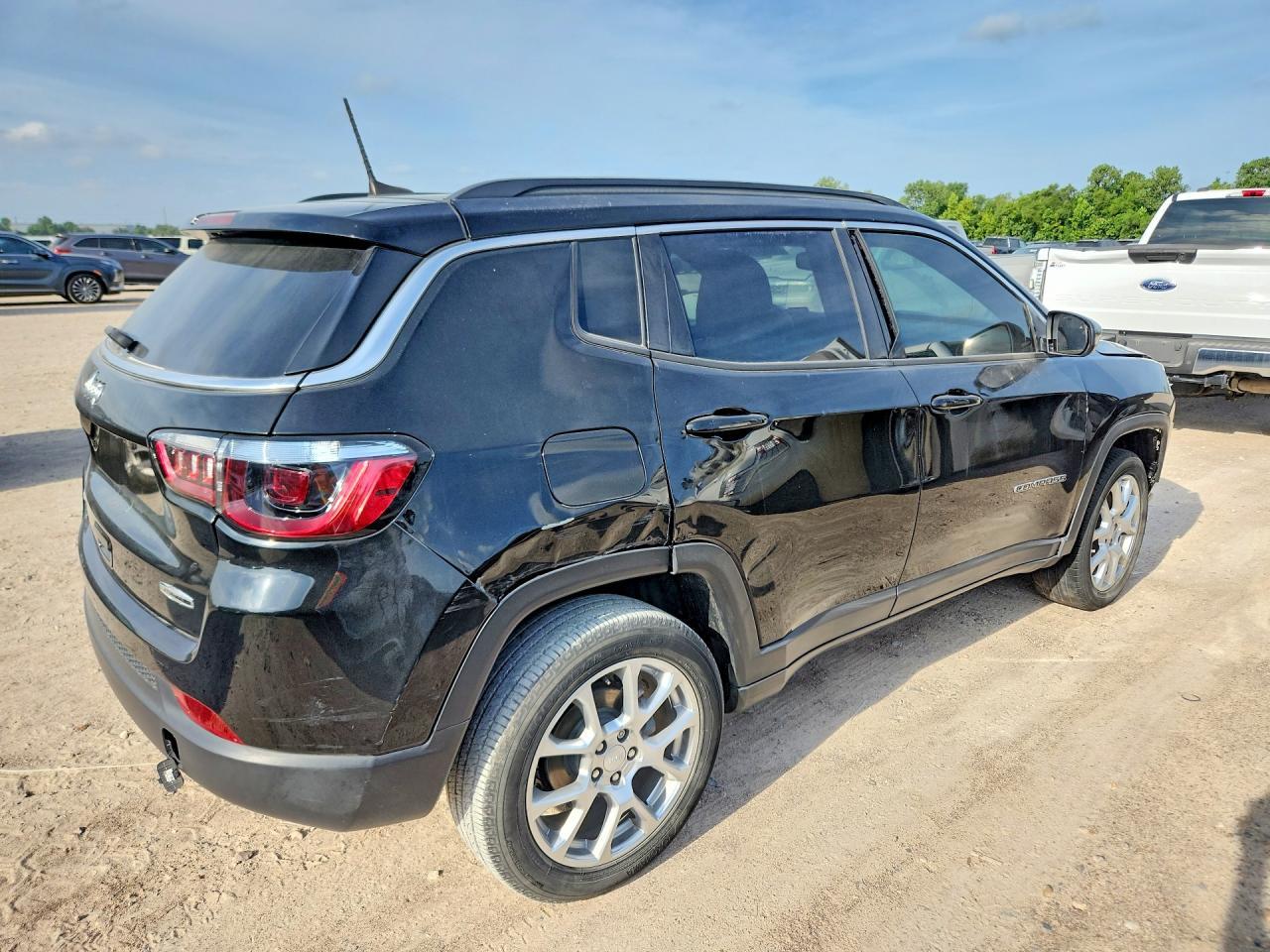 2024 Jeep Compass Latitude Lux - Image 3