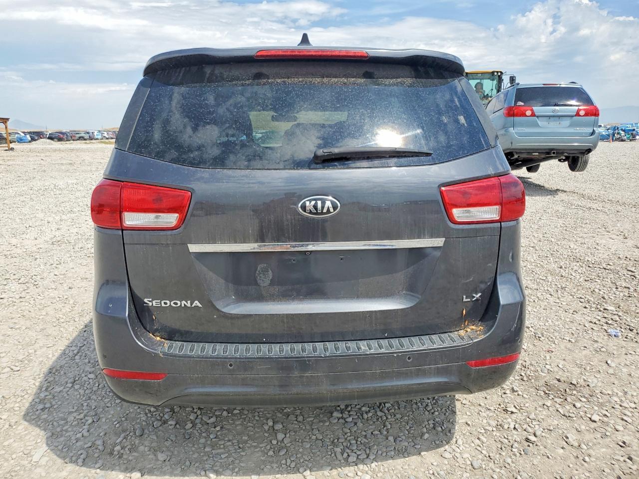 2017 Kia Sedona Lx - Image 6