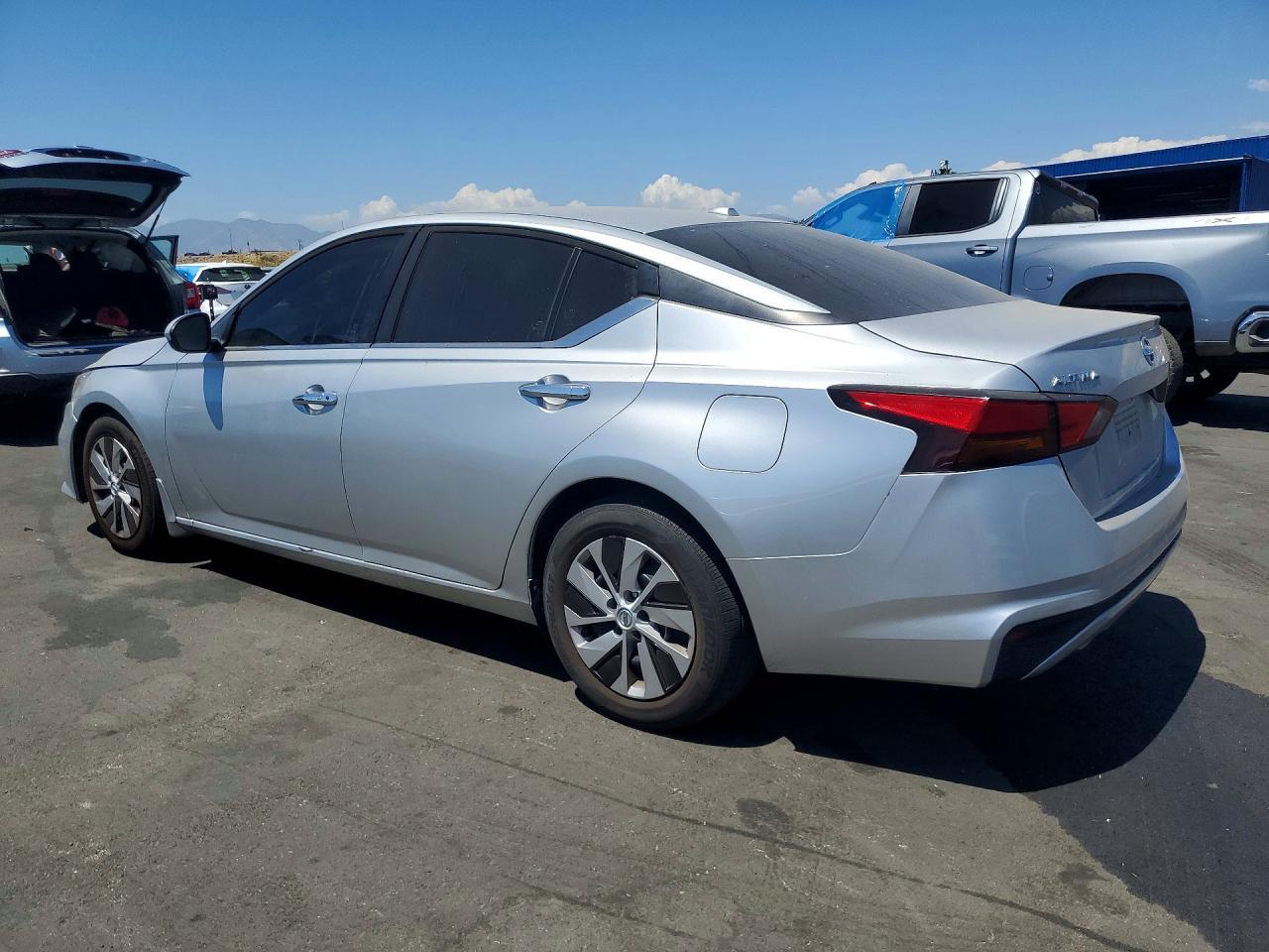 2020 Nissan Altima S - Фото 2
