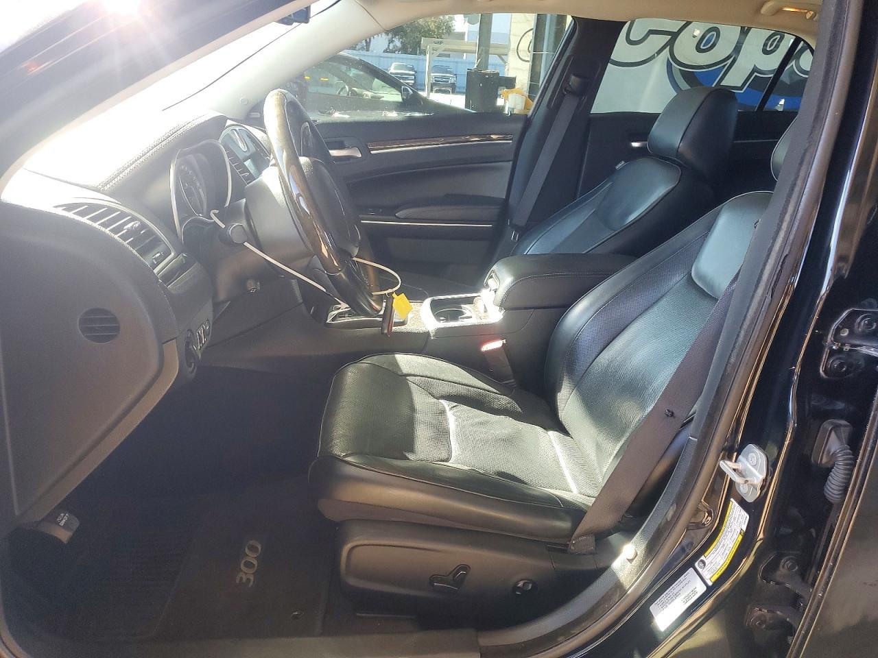 2016 Chrysler 300C - Image 7