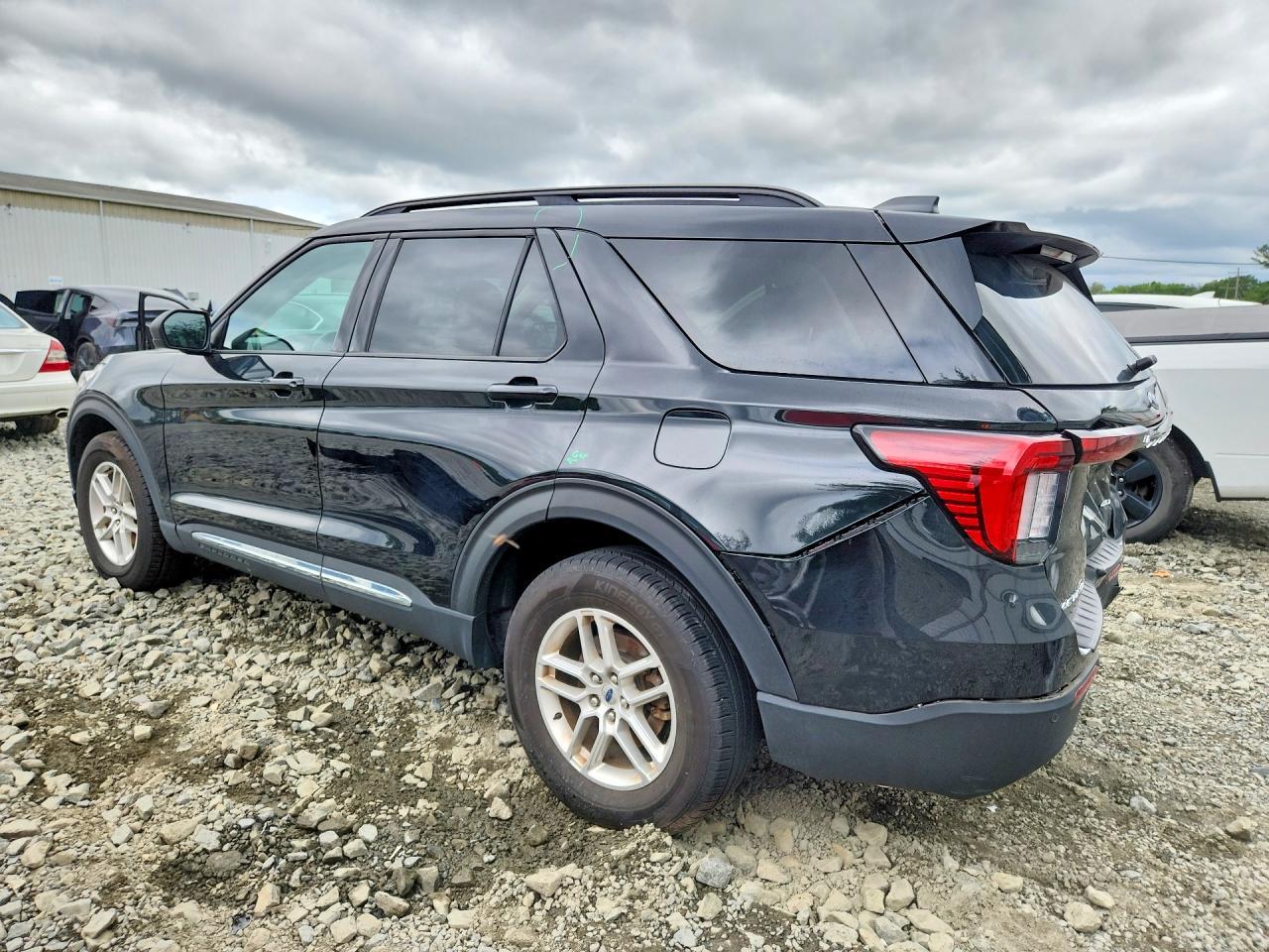 2025 Ford Explorer Active - Image 2