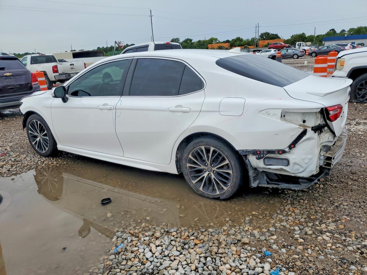 2020 Toyota Camry Se - Фото 2