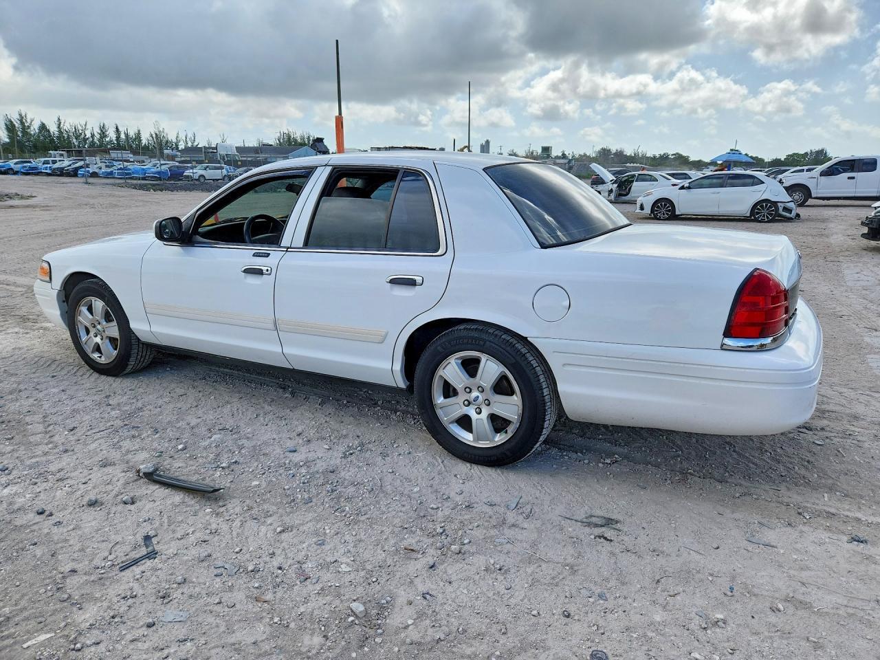 2011 Ford Crown Victoria Lx - Фото 2