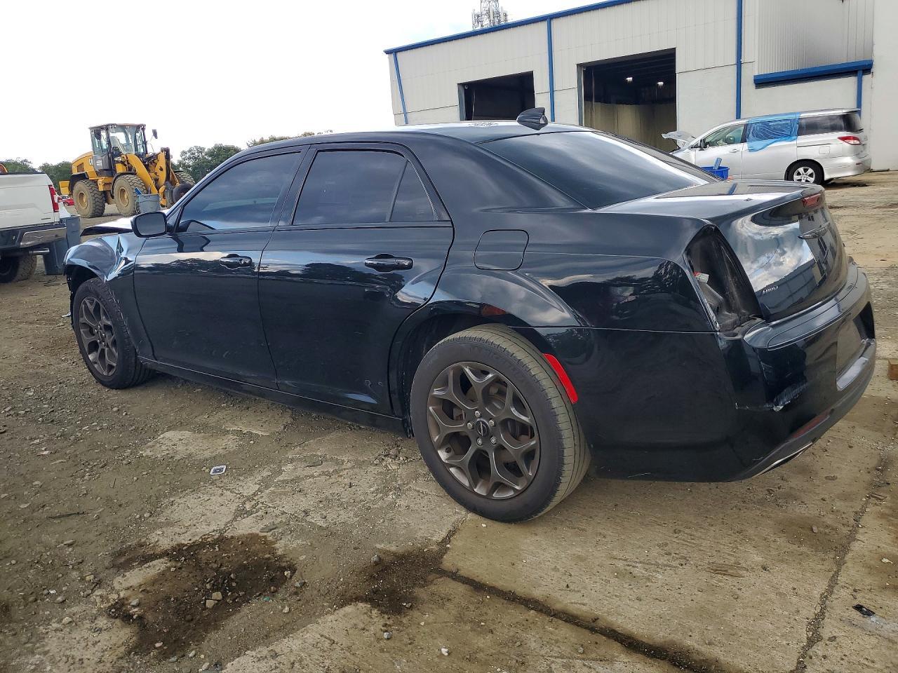 2021 Chrysler 300 Touring - Фото 2