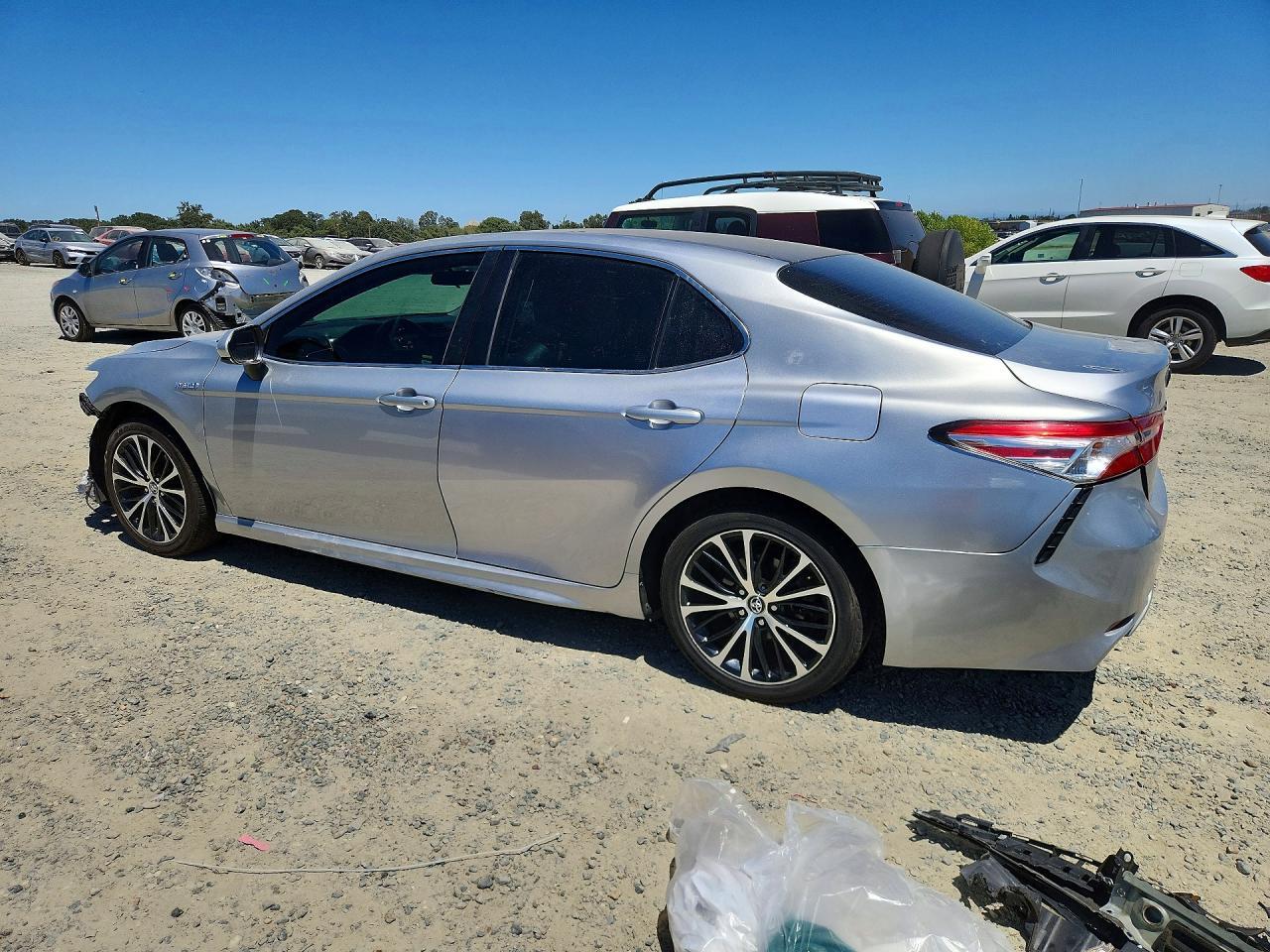 2020 Toyota Camry Se - Фото 2