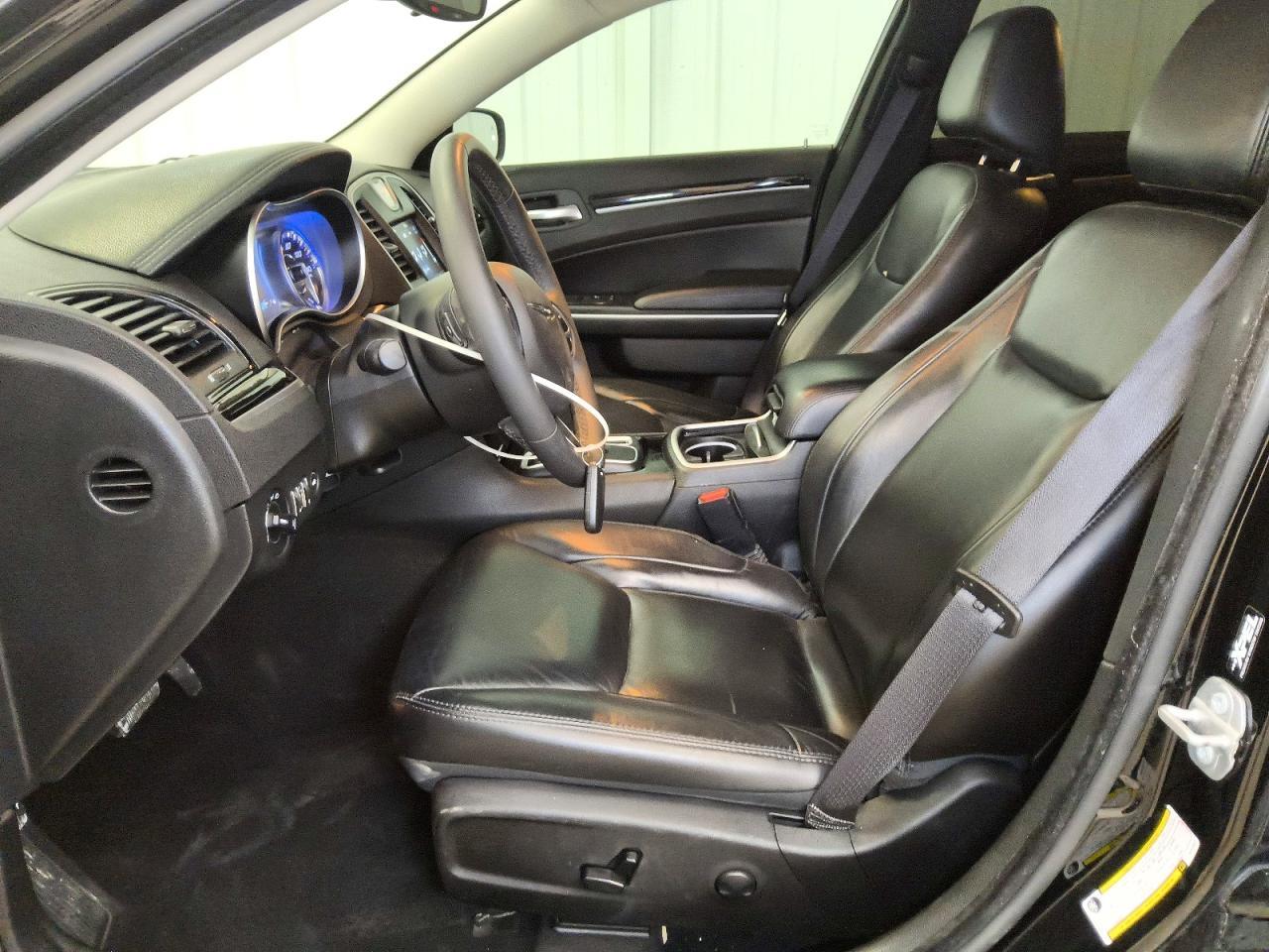 2023 Chrysler 300 Touring L - Фото 7