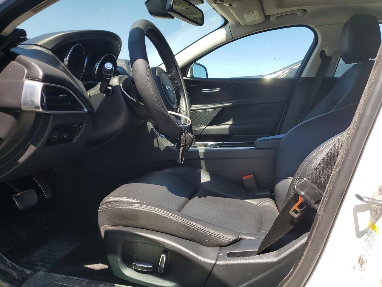 2019 Jaguar Xe Premium - Фото 7