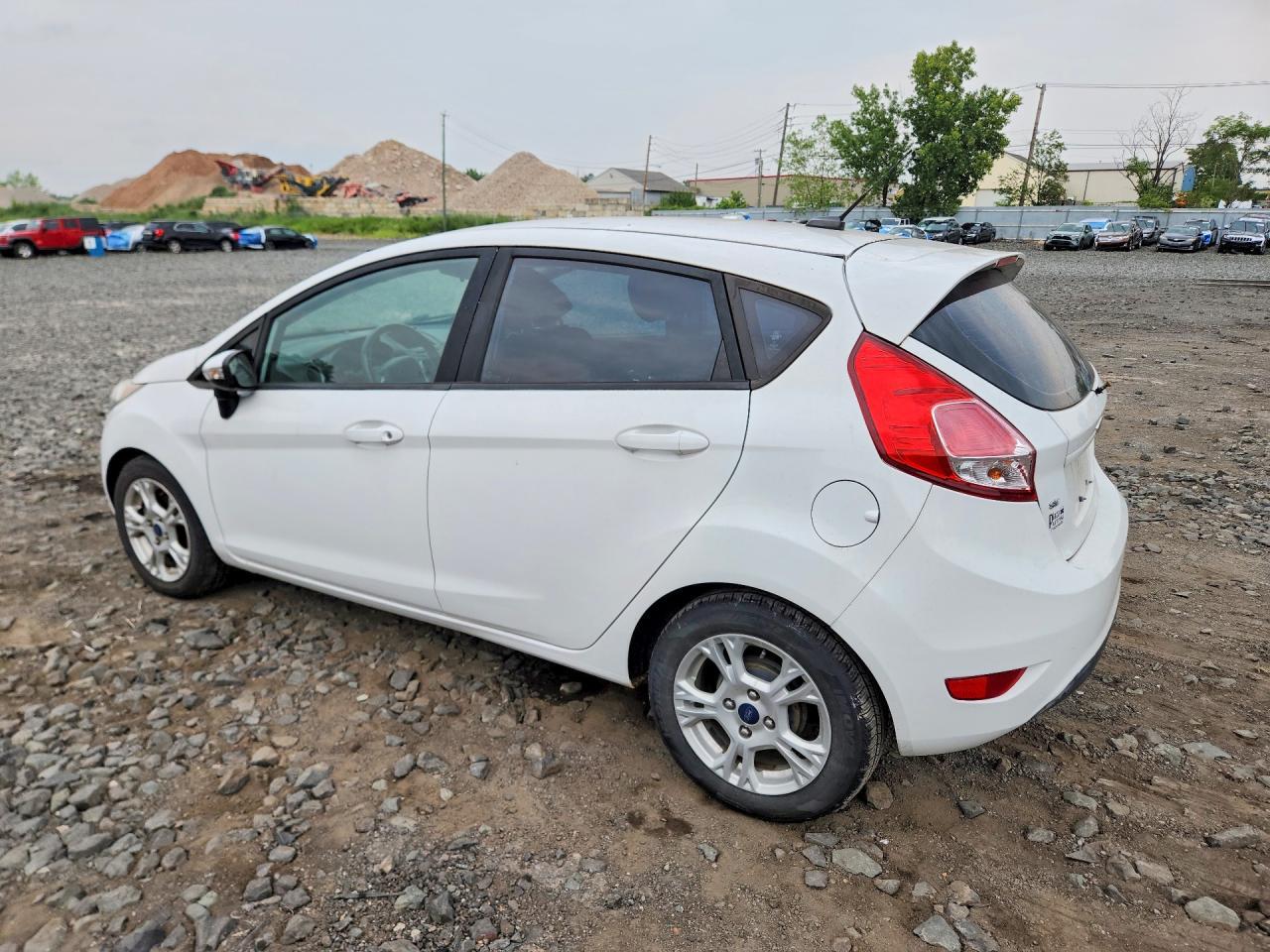 2015 Ford Fiesta Se - Фото 2