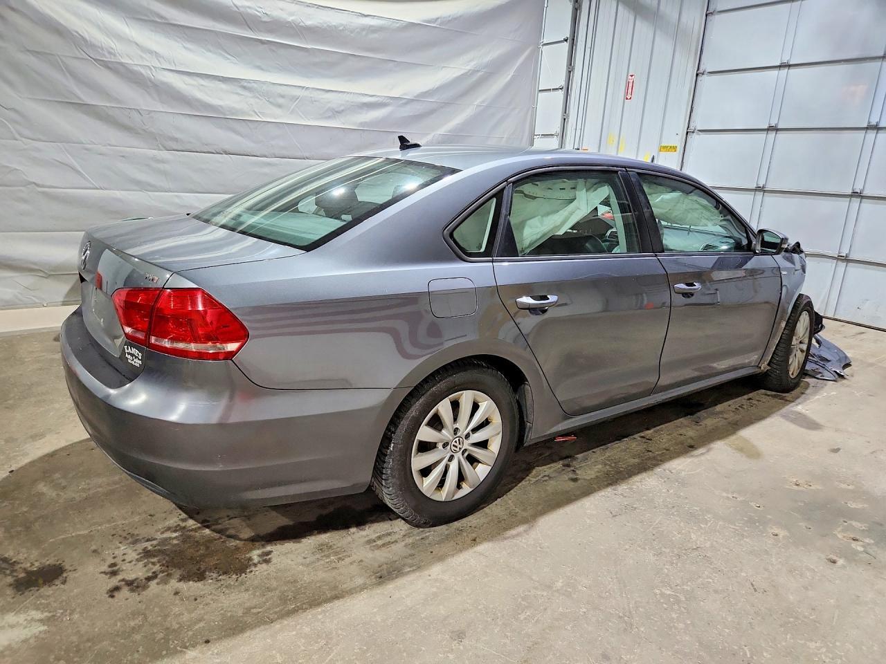 2014 Volkswagen Passat S - Фото 3
