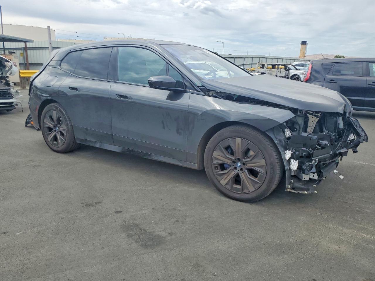 2025 BMW Ix xDrive50 - Фото 4