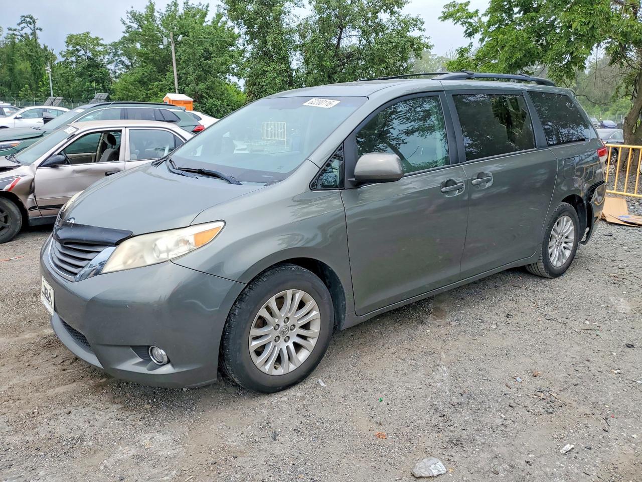 2014 Toyota Sienna Xle 8-Passenger