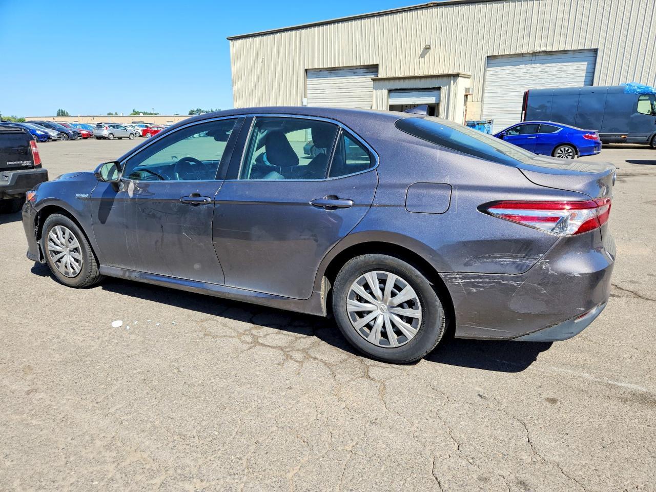 2020 Toyota Camry Le - Фото 2