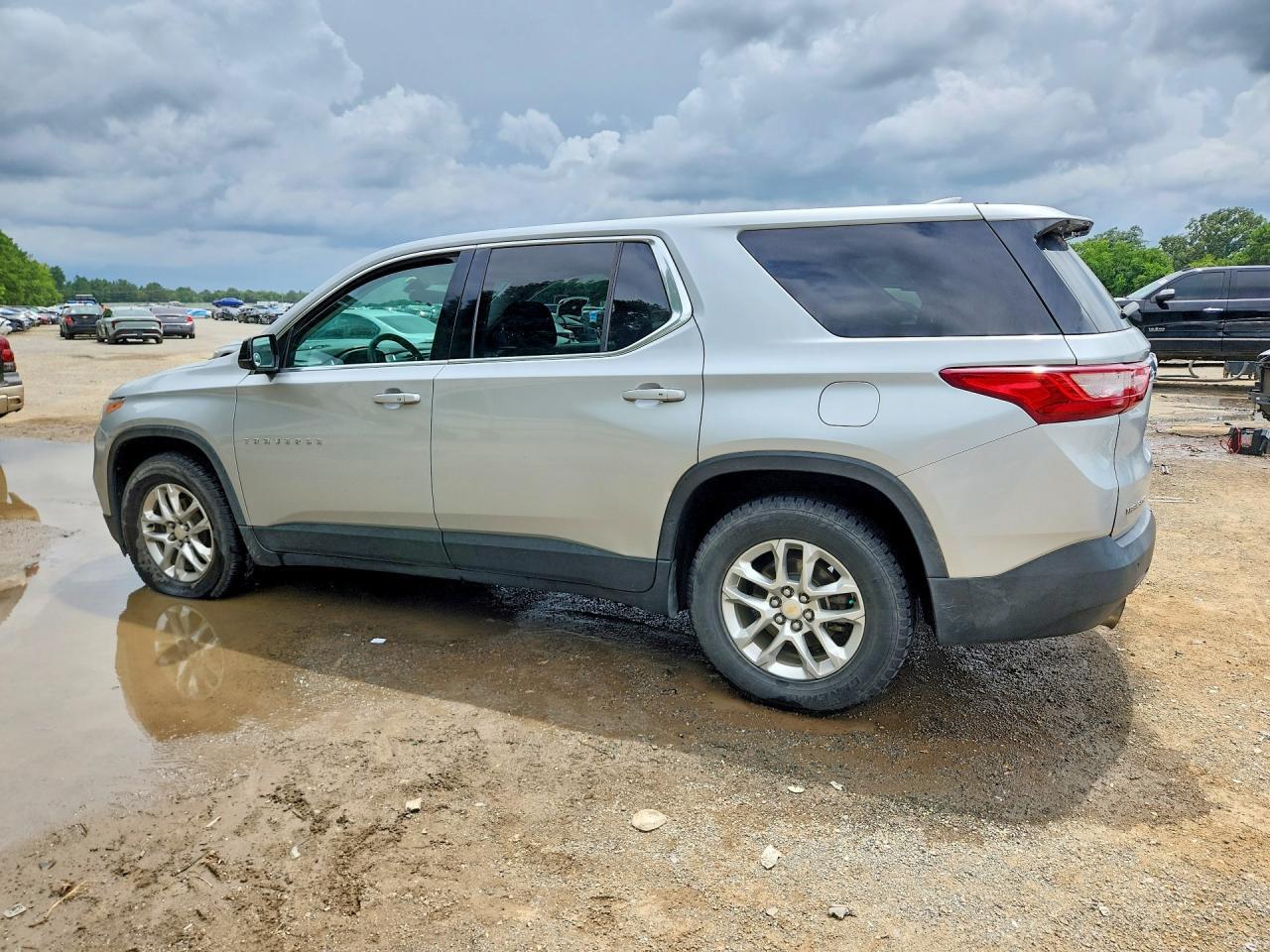 2018 Chevrolet Traverse Ls - Image 2