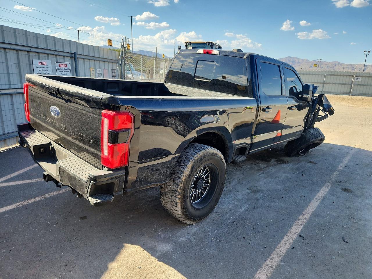 2023 Ford F350 Super Duty - Фото 3