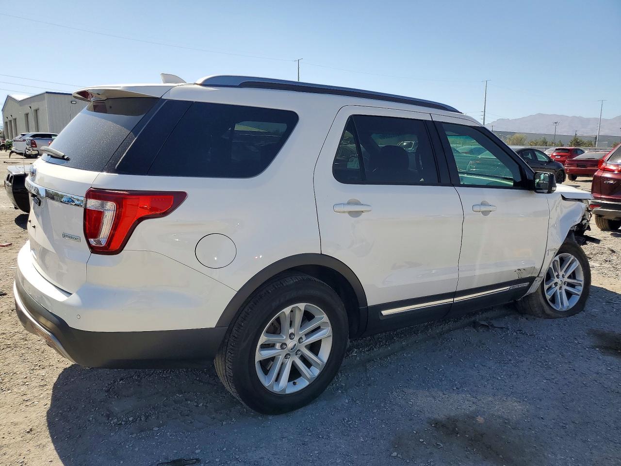 2017 Ford Explorer Xlt - Фото 3