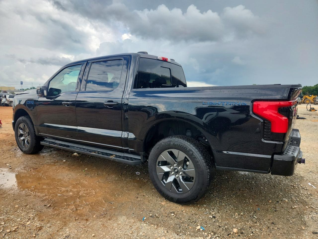 2025 Ford F150 Lightning Lariat - Фото 2