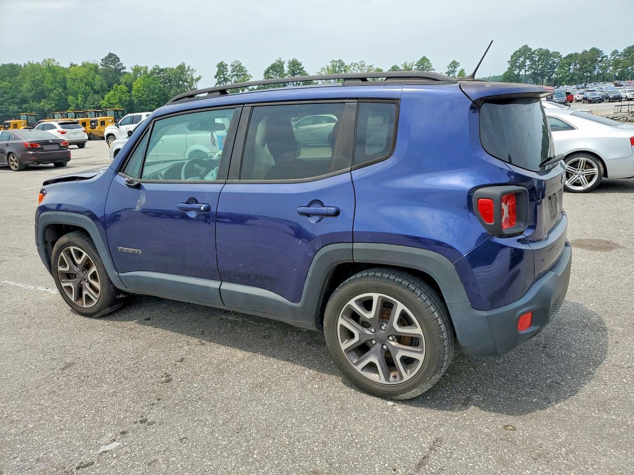 2016 Jeep Renegade Latitude - Image 2