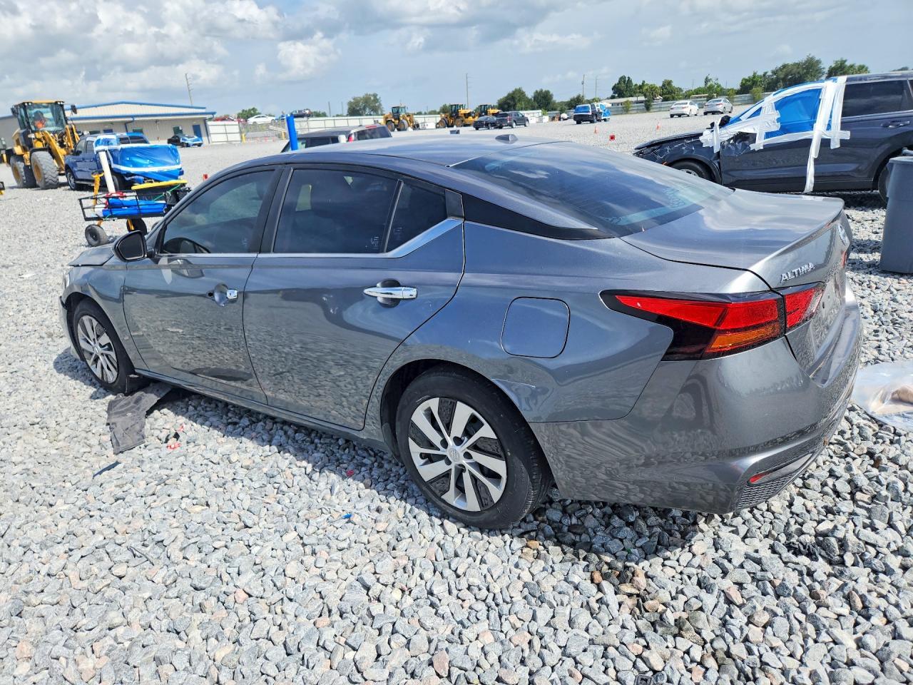 2020 Nissan Altima S - Фото 2