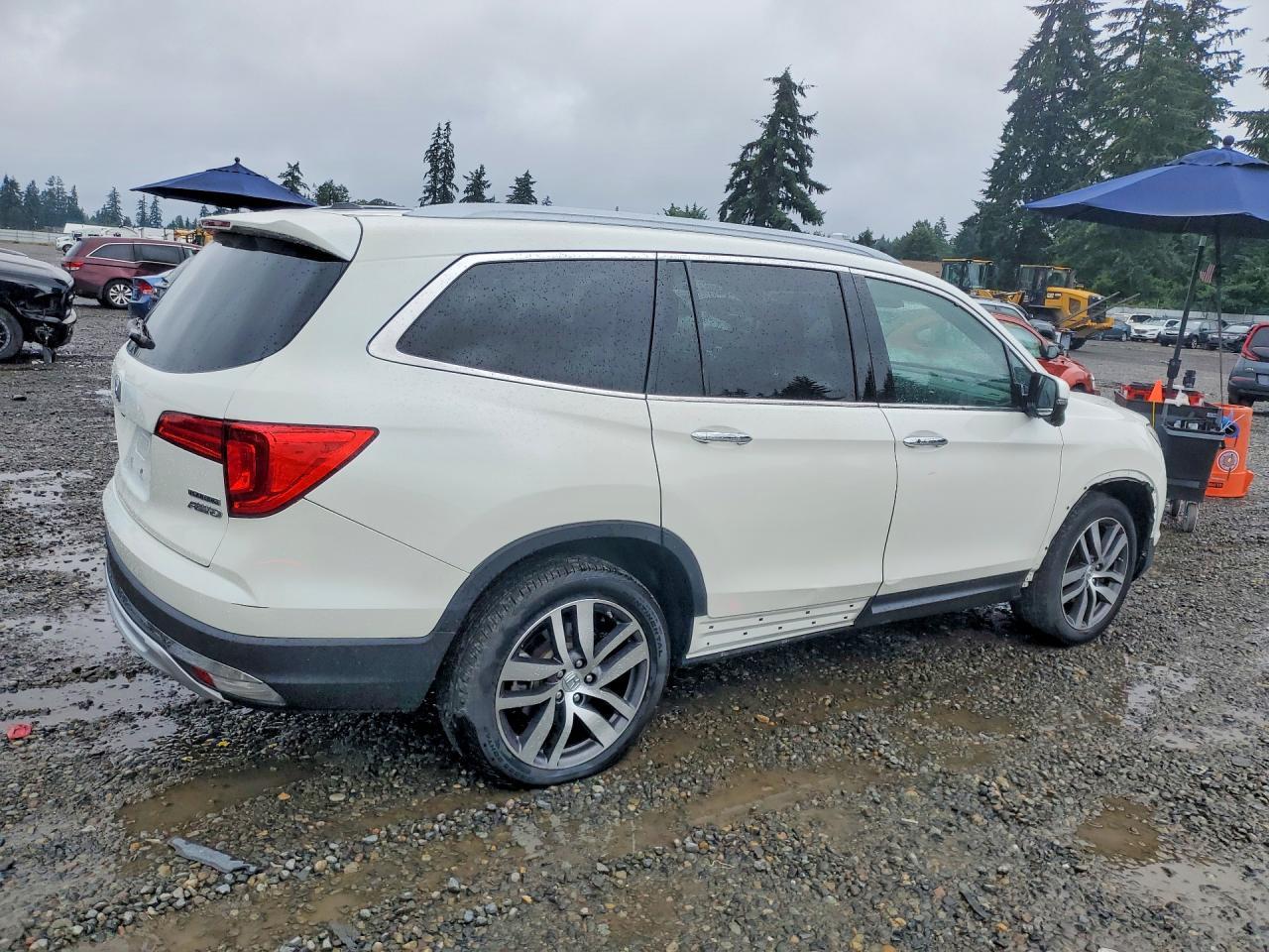 2017 Honda Pilot Touring - Image 3