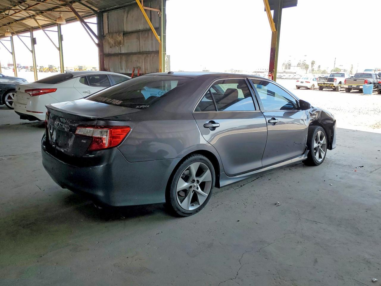 2014 Toyota Camry - Фото 3