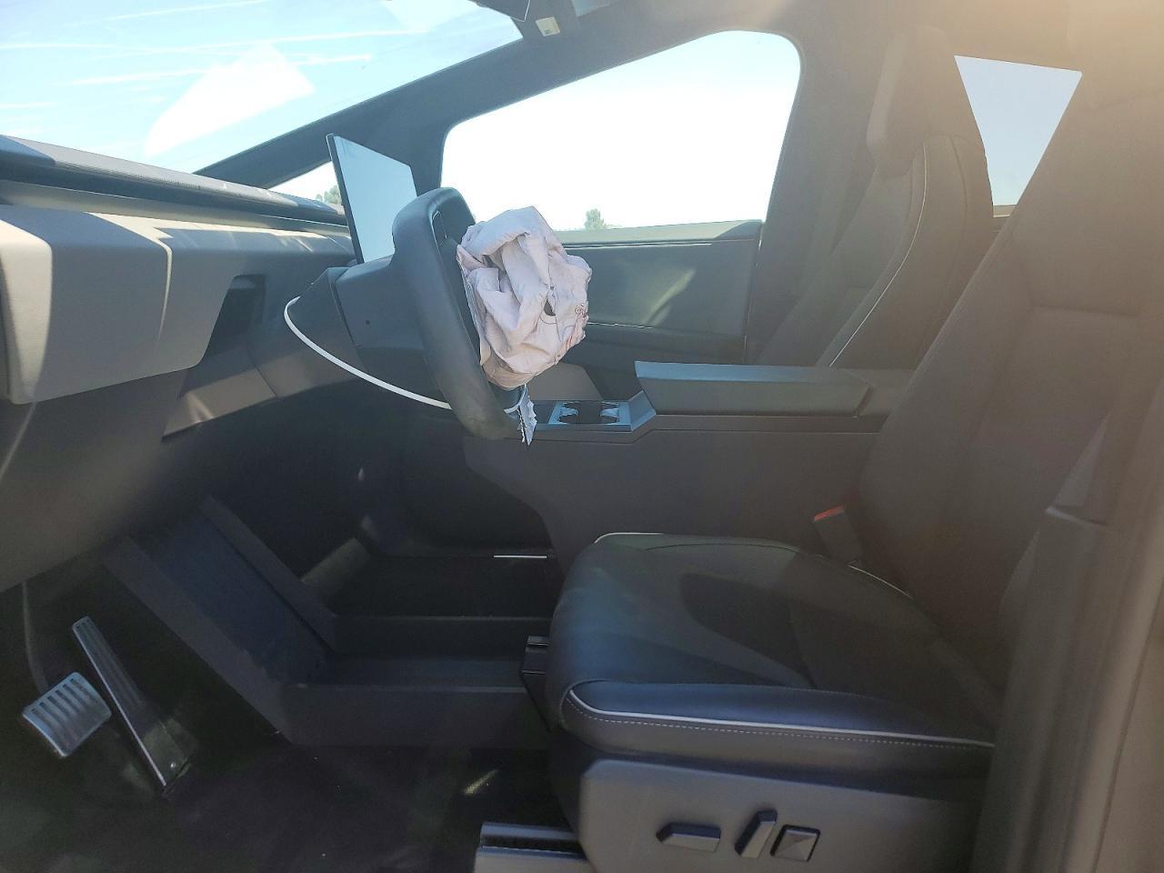 2024 Tesla Cybertruck - Image 7
