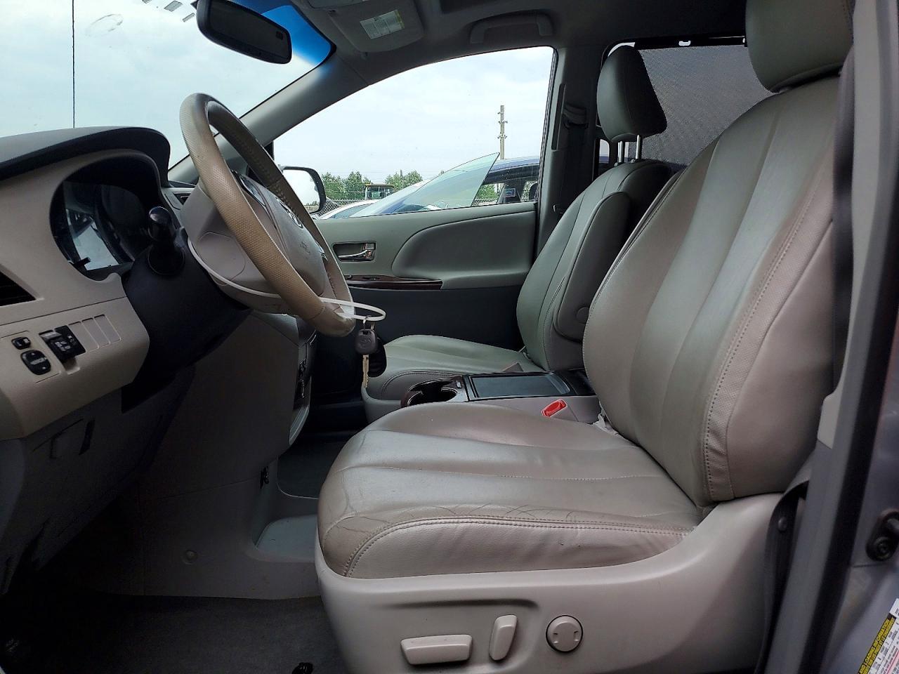 2014 Toyota Sienna Xle 8-Passenger - Фото 7