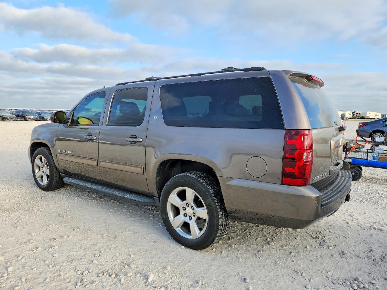 2014 Chevrolet Suburban C1500 Lt - Image 2