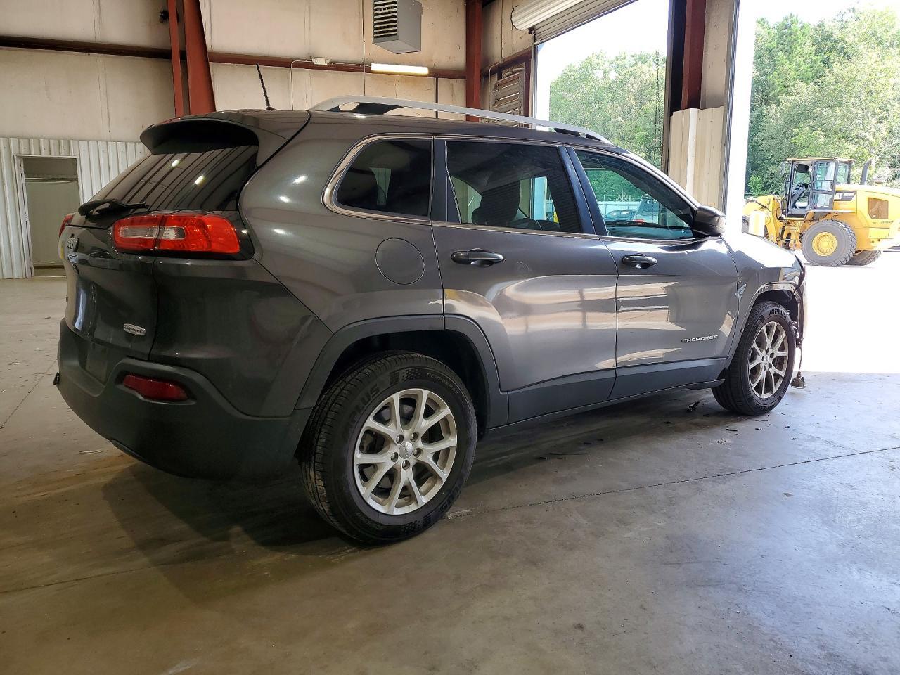 2016 Jeep Cherokee Latitude - Image 3