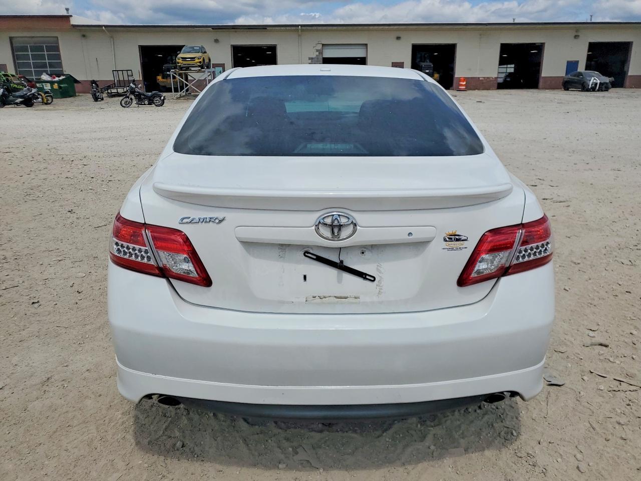 2011 Toyota Camry Se - Image 6