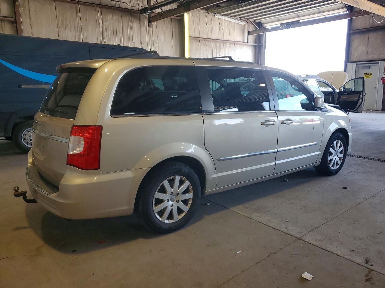 2013 Chrysler Town & Country Touring - Фото 3