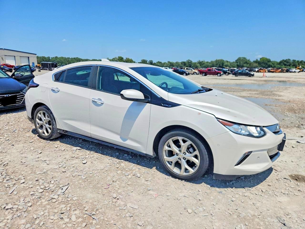 2017 Chevrolet Volt Premier - Image 4