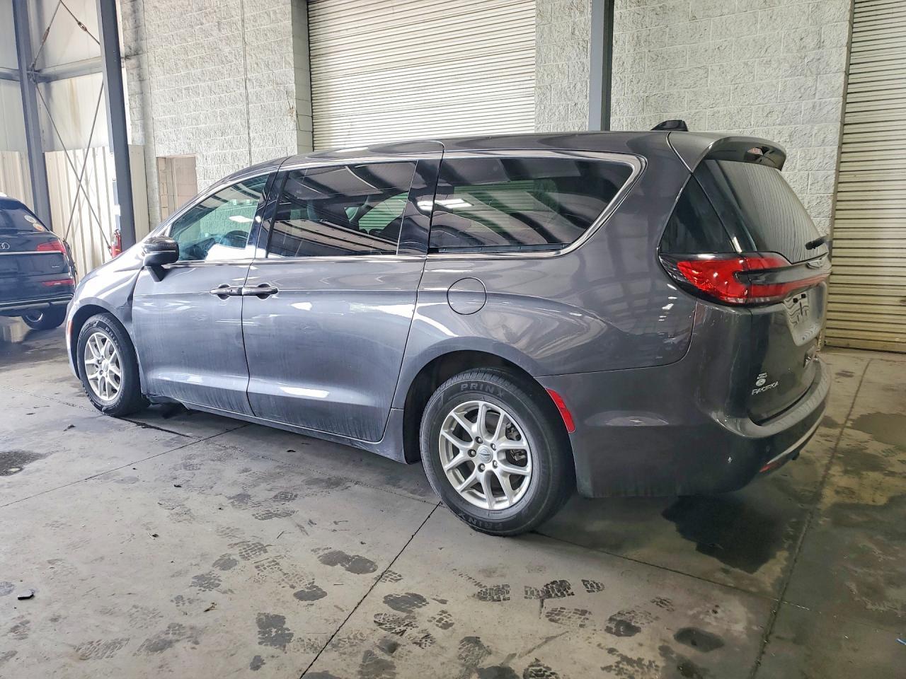 2023 Chrysler Pacifica Touring L - Фото 2